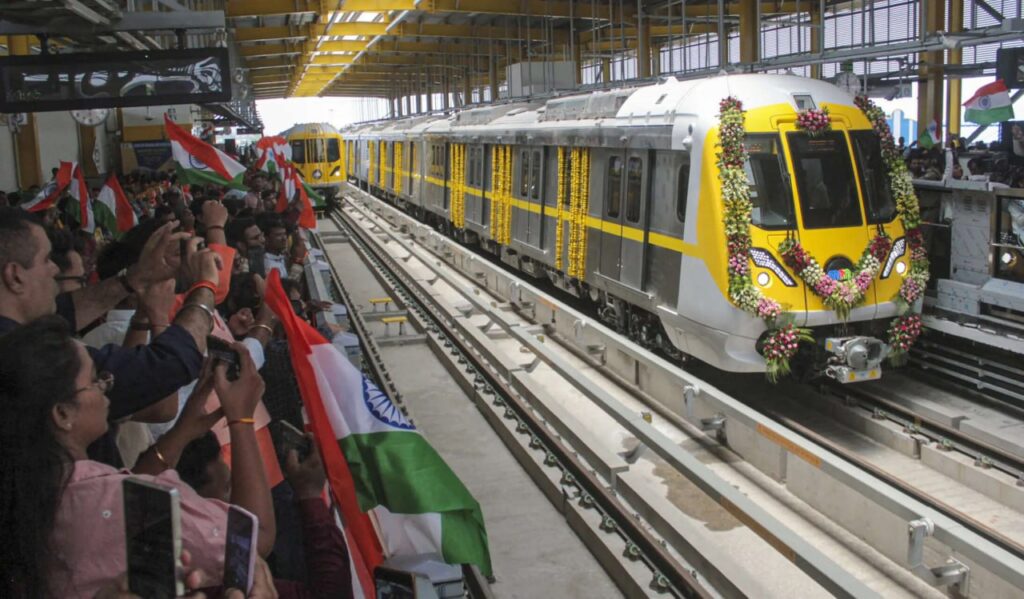 В Індаурі почала працювати перша лінія метро, на якій курсують сучасні трьохвагонні склади платформи Movia від Alstom. Ділянка лінії Yellow має протяжність 6,3 км і включає п’ять станцій. В Індаурі почала працювати перша лінія метро, на якій курсують сучасні трьохвагонні склади платформи Movia від Alstom. Ділянка лінії Yellow має протяжність 6,3 км і включає п’ять станцій.