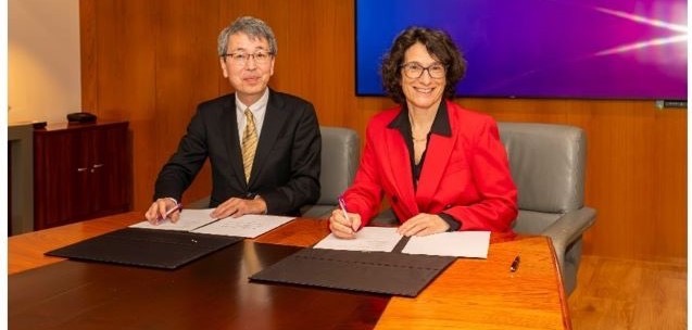 Renfe and JR Central have signed a high-speed rail partnership to combine their expertise and jointly pursue international expansion in the growing global rail market. Renfe and JR Central have signed a high-speed rail partnership to combine their expertise and jointly pursue international expansion in the growing global rail market.