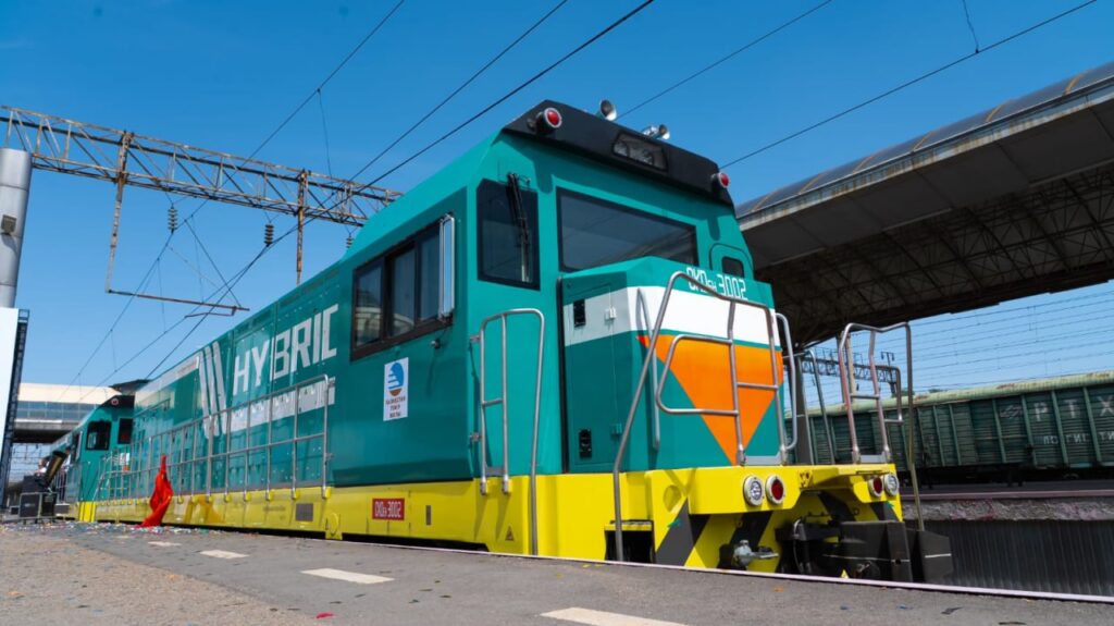 Hybrid locomotives from China’s CRRC have arrived in Kazakhstan, with an official acceptance ceremony held at the KTZ depot in Almaty. The delivery is part of a 200-unit contract for mainline and shunting locomotives