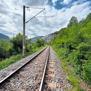 Romania is investing €428 million to reconstruct the Craiova–Caransebeș railway segment, assigning the major project to Austrian builder PORR. Over 32 km of infrastructure will undergo modernization