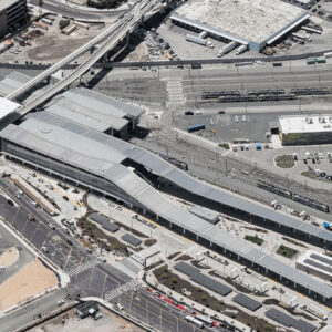 Лос-Анджелес ввел в эксплуатацию современный транспортный узел рядом с аэропортом LAX, улучшив пересадочные связи и обеспечив удобный доступ к одному из самых загруженных хабов мира