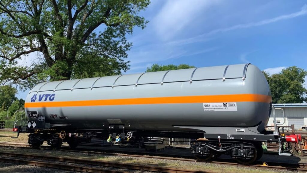 VTG представила інноваційну модель цистерни для перевезення аміаку та СПГ, виготовлену на заводі Waggonbau Graaff у німецькому Ельці. VTG представила інноваційну модель цистерни для перевезення аміаку та СПГ, виготовлену на заводі Waggonbau Graaff у німецькому Ельці.