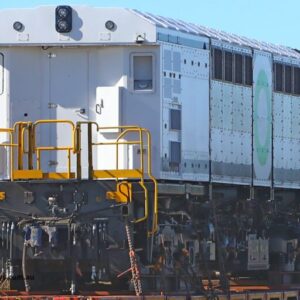 У Західній Австралії розпочали випробування нового транспортного рішення — акумуляторного локомотива, який Fortescue розробила разом із компанією Downer для запуску гравітаційного поїзда.