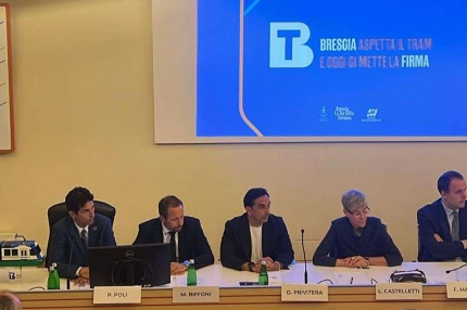 Brescia has awarded a €326 million contract to build the T2 tramway line, connecting Pendolina and Fiera with 21 stops along an 11.3-kilometer route. Brescia has awarded a €326 million contract to build the T2 tramway line, connecting Pendolina and Fiera with 21 stops along an 11.3-kilometer route.