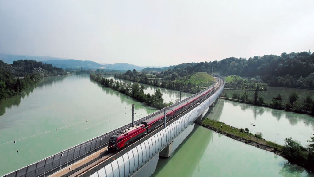 Федеральні залізниці Австрії (ÖBB) повідомили про успішне завершення випробувань на новій лінії Koralm, яка з’єднує Грац і Клагенфурт, довжиною 130 кілометрів. Федеральні залізниці Австрії (ÖBB) повідомили про успішне завершення випробувань на новій лінії Koralm, яка з’єднує Грац і Клагенфурт, довжиною 130 кілометрів.