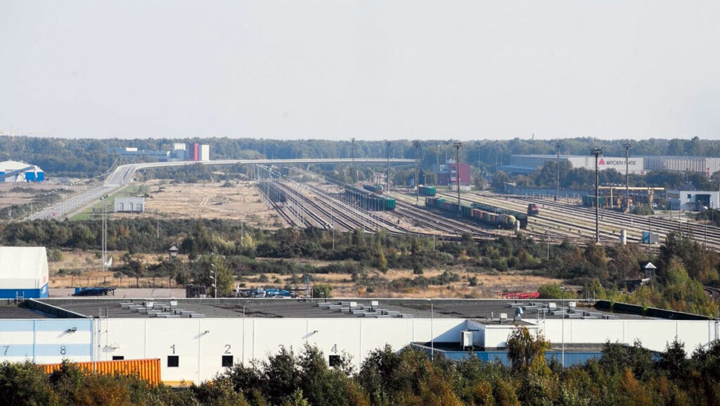 Компанія Rail Baltic Estonia, яка відповідає за реалізацію високошвидкісної магістралі Rail Baltica в Естонії, підписала контракт з інженерною фірмою Allspark на проєктування нової залізничної лінії від траси Rail Baltica до порту Мууга. Компанія Rail Baltic Estonia, яка відповідає за реалізацію високошвидкісної магістралі Rail Baltica в Естонії, підписала контракт з інженерною фірмою Allspark на проєктування нової залізничної лінії від траси Rail Baltica до порту Мууга.