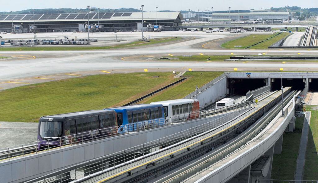 Компанія Alstom завершила постачання трьох автоматизованих потягів Innovia APM R, які з 1 липня почнуть курсувати в міжнародному аеропорту Куала-Лумпура під керівництвом MAHB. Компанія Alstom завершила постачання трьох автоматизованих потягів Innovia APM R, які з 1 липня почнуть курсувати в міжнародному аеропорту Куала-Лумпура під керівництвом MAHB.