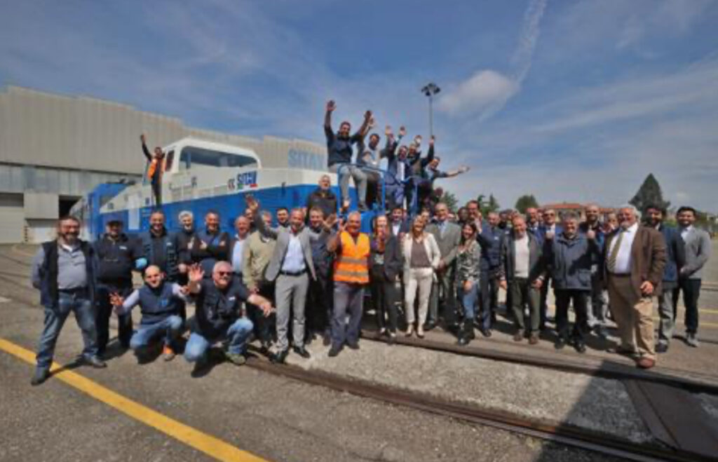 A new prototype hydrogen locomotive was unveiled by SITAV at the Hydrogen Expo in Piacenza, designed for shunting and last-mile operations where electrification is impractical. A new prototype hydrogen locomotive was unveiled by SITAV at the Hydrogen Expo in Piacenza, designed for shunting and last-mile operations where electrification is impractical.