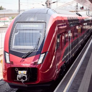 25 июня компания Stadler представила в Вене первый двухэтажный поезд дальнего следования Railjet, изготовленный для австрийского оператора ÖBB на заводе в Швейцарии