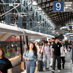 Китайские железные дороги за первые пять месяцев 2025 года перевезли 1,86 миллиарда пассажиров, установив новый рекорд в сфере пассажирских перевозок