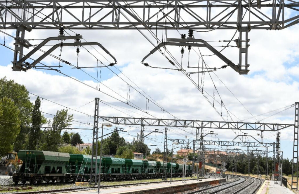 Adif will open a €1.33 billion tender for green electricity supply from 2026 to 2030, providing Spanish rail operators with fully renewable power and improved energy pricing options