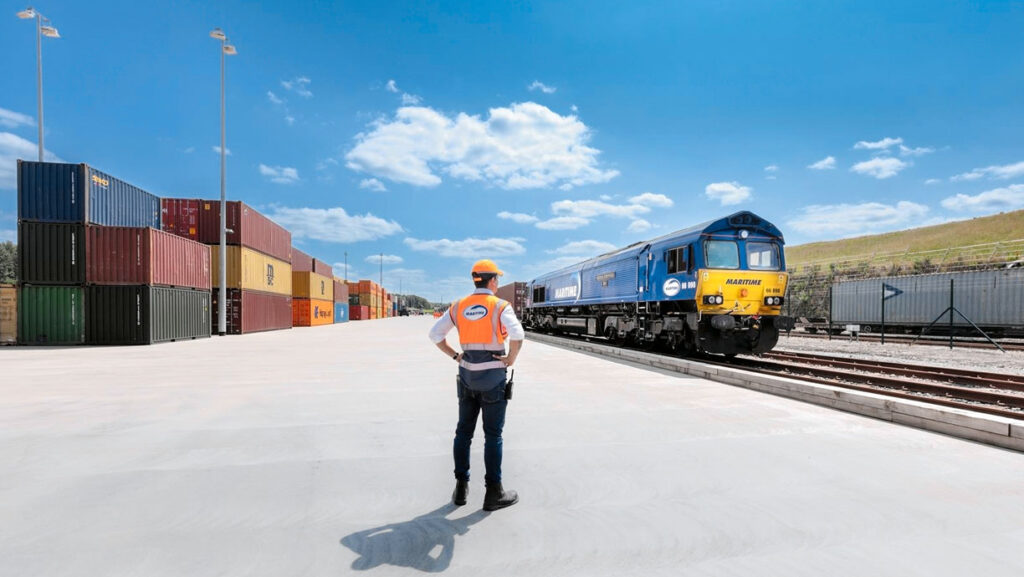 Regular freight transportation has launched on a section of the East West Rail line in the UK, helping reduce road congestion and improve logistics efficiency. Regular freight transportation has launched on a section of the East West Rail line in the UK, helping reduce road congestion and improve logistics efficiency.