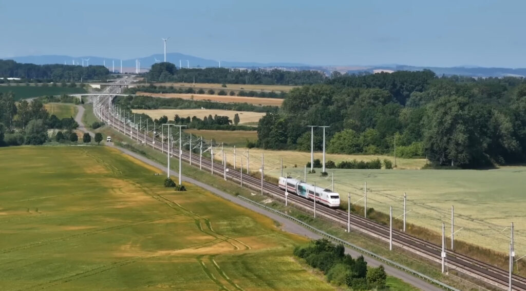 Опытный вагон Velaro Novo, протестированный на участке Лейпциг–Эрфурт, достиг скорости 405 км/ч, что подтверждает потенциал новой платформы от Siemens Mobility для будущих магистралей Опытный вагон Velaro Novo, протестированный на участке Лейпциг–Эрфурт, достиг скорости 405 км/ч, что подтверждает потенциал новой платформы от Siemens Mobility для будущих магистралей