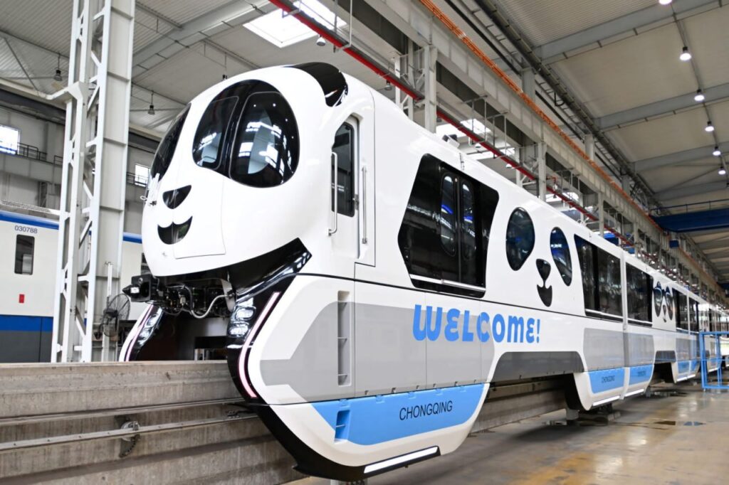 В Чунцине компания CRRC представила инновационный восьмивагонный монорельсовый поезд, стилизованный под большого панду — символ Китая. В Чунцине компания CRRC представила инновационный восьмивагонный монорельсовый поезд, стилизованный под большого панду — символ Китая.