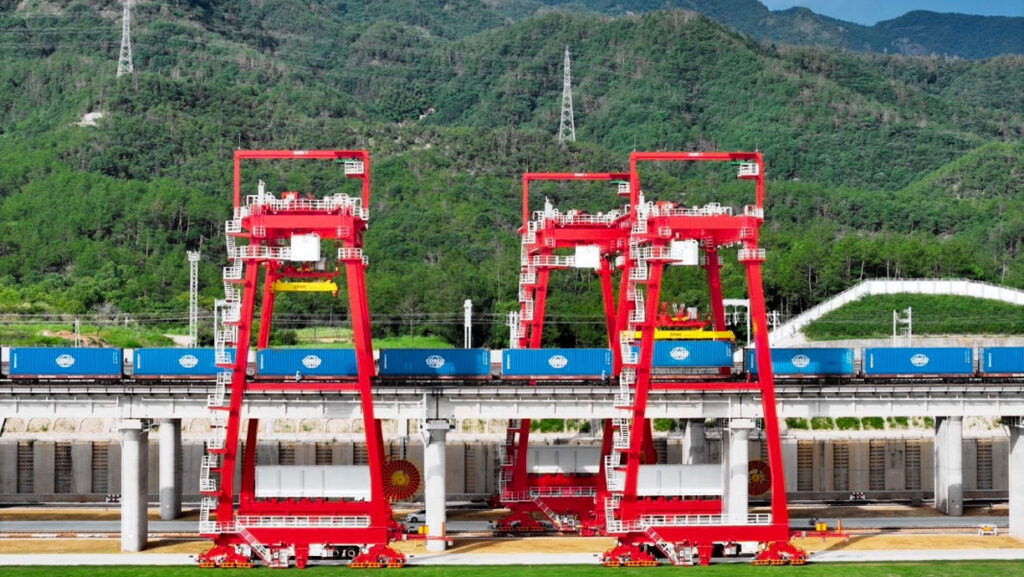 Контейнерний термінал Сусі в Китаї розпочав роботу як логістичний експеримент Контейнерний термінал Сусі в Китаї розпочав роботу як логістичний експеримент