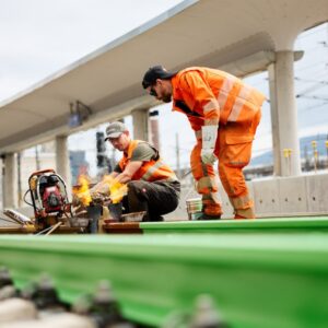 Voestalpine впервые выпустила рельсы из железа, восстановленного водородом, в рамках перехода к углеродно-нейтральной металлургии.