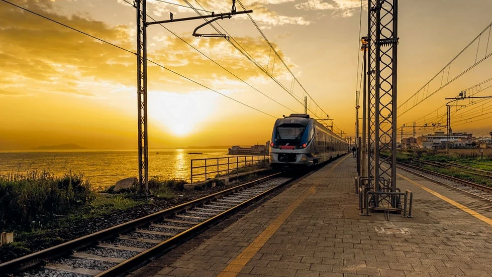 Італія впровадила ETCS на 1400 км залізниць, розширюючи систему з високошвидкісних ліній на звичайні в межах плану PNRR. Італія впровадила ETCS на 1400 км залізниць, розширюючи систему з високошвидкісних ліній на звичайні в межах плану PNRR.