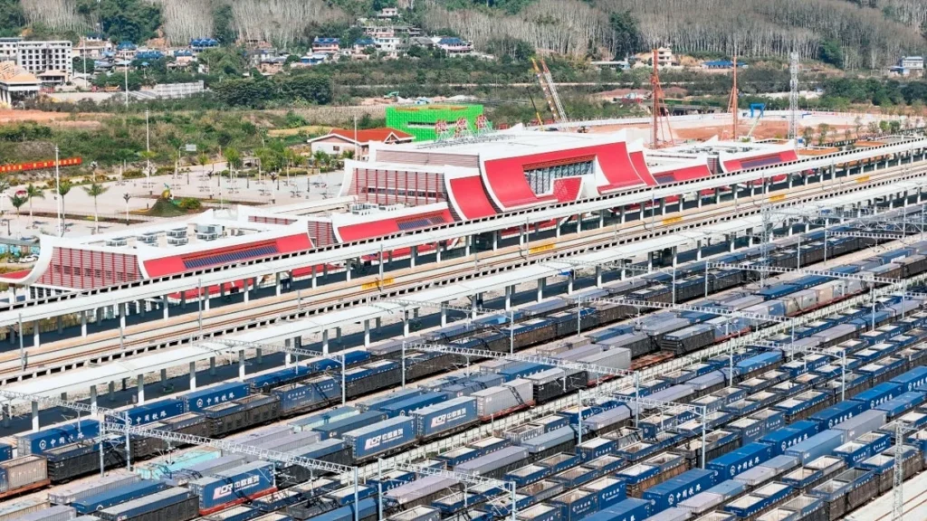 Железная дорога Китай — Лаос перевезла более 14 млн тонн грузов с 2021 года, показав рекордные темпы роста и расширение ассортимента. Железная дорога Китай — Лаос перевезла более 14 млн тонн грузов с 2021 года, показав рекордные темпы роста и расширение ассортимента.