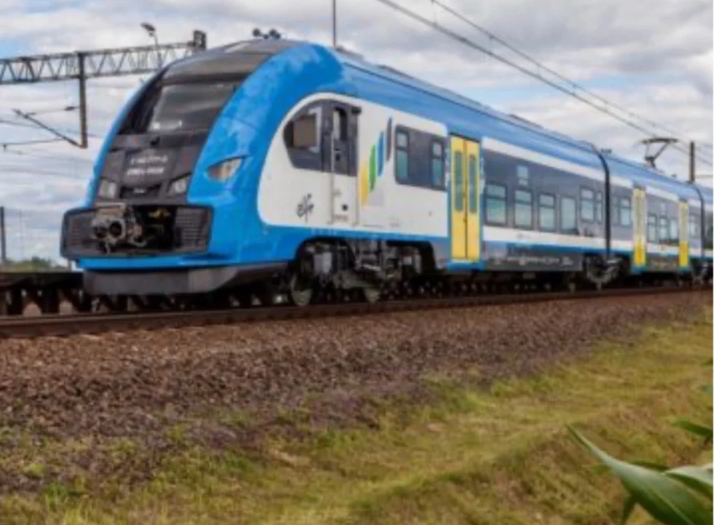 Elf 2 надійдуть до Нижньосілезького воєводства у 2026 році, збільшивши парк Koleje Dolnośląskie до 45 поїздів та забезпечивши регіон сучасним, комфортним і безпечним транспортом. Elf 2 надійдуть до Нижньосілезького воєводства у 2026 році, збільшивши парк Koleje Dolnośląskie до 45 поїздів та забезпечивши регіон сучасним, комфортним і безпечним транспортом.