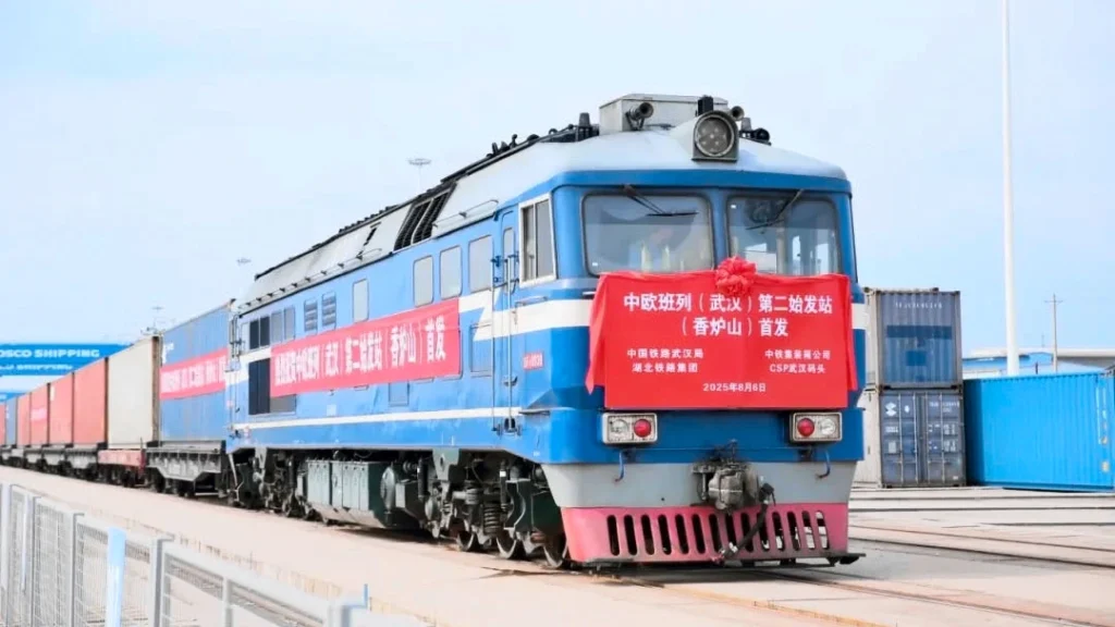 Станция Сянлушань в провинции Хубэй запустила прямое железнодорожное сообщение с Европой и Центральной Азией, что позволило ускорить доставку грузов и снизить транспортные затраты для экспортеров региона. Станция Сянлушань в провинции Хубэй запустила прямое железнодорожное сообщение с Европой и Центральной Азией, что позволило ускорить доставку грузов и снизить транспортные затраты для экспортеров региона.