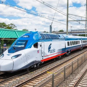 NextGen Acela начнёт курсировать по Северо-восточному коридору 28 августа 2025 года, обеспечивая скорость до 260 км/ч и новый уровень комфорта для пассажиров Amtrak между Бостоном и Вашингтоном.