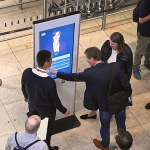 DB запустила пилотный проект многоязычного ИИ-ассистента в аэропорту Берлин — Бранденбург, чтобы упростить покупку железнодорожных билетов и повысить качество обслуживания пассажиров.