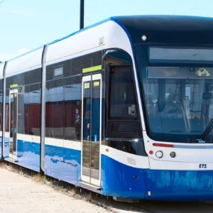 В Эдмонтон прибыл первый трамвай Hyundai Rotem для линии Valley Line West, и перед вводом в эксплуатацию он должен пройти испытания длиной не менее 2000 километров.