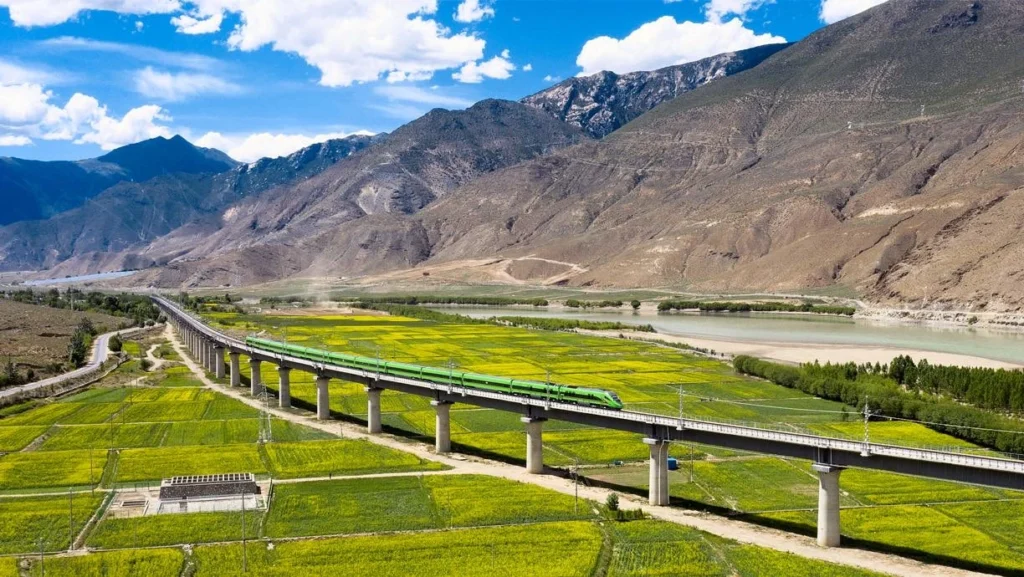Tibet will gain a new railway linking the region with Xinjiang, providing a strategic transport connection, accelerating shipments, and opening new opportunities for the economy and tourism Tibet will gain a new railway linking the region with Xinjiang, providing a strategic transport connection, accelerating shipments, and opening new opportunities for the economy and tourism