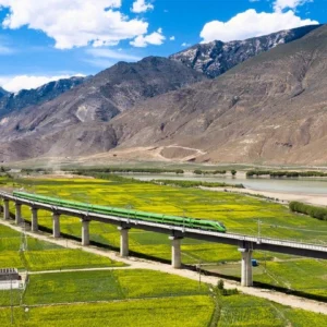 Тибет отримає нову залізницю, яка з’єднає регіон із Сіньцзяном, забезпечивши стратегічне транспортне сполучення, пришвидшивши перевезення та відкривши нові перспективи для економіки й туризму.