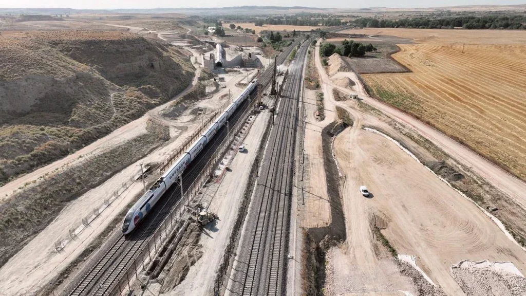 Мадрид — Барселона — стратегическое направление, где уже выполнена половина работ по строительству участка, соединяющего две важные высокоскоростные линии Испании. Мадрид — Барселона — стратегическое направление, где уже выполнена половина работ по строительству участка, соединяющего две важные высокоскоростные линии Испании.