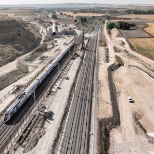 Мадрид — Барселона — стратегическое направление, где уже выполнена половина работ по строительству участка, соединяющего две важные высокоскоростные линии Испании.