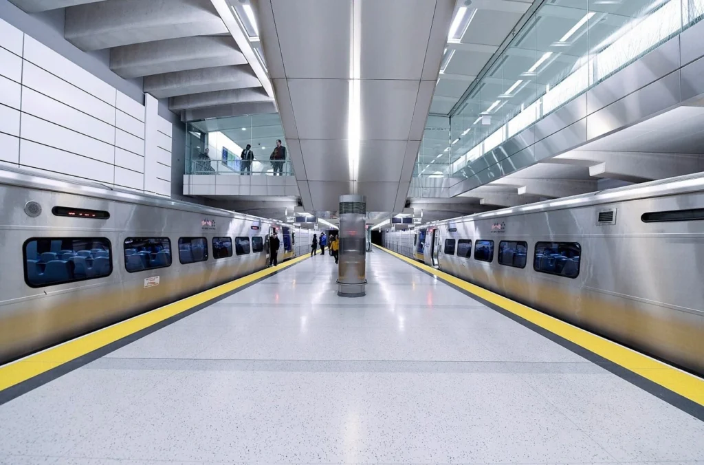 Grand Central Madison has expanded its seating areas on the mezzanine and concourse, responding to rising ridership and passenger feedback to create a more comfortable and efficient travel experience. Grand Central Madison has expanded its seating areas on the mezzanine and concourse, responding to rising ridership and passenger feedback to create a more comfortable and efficient travel experience.