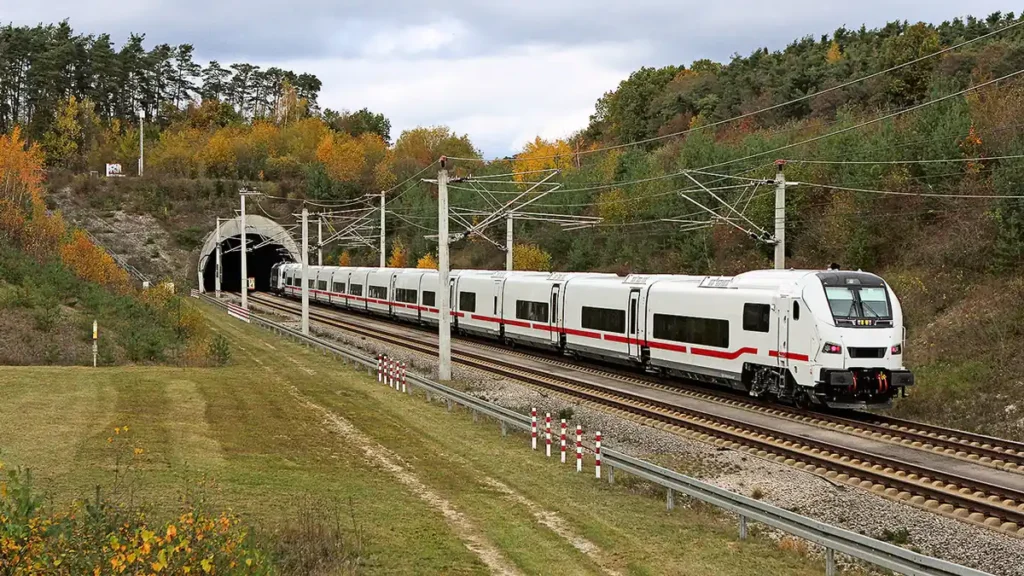 Швидкісний поїзд ICE L, розроблений компанією Talgo, отримав дозвіл на експлуатацію в Німеччині та у грудні 2025 року розпочне курсувати маршрутом Берлін — Кельн Швидкісний поїзд ICE L, розроблений компанією Talgo, отримав дозвіл на експлуатацію в Німеччині та у грудні 2025 року розпочне курсувати маршрутом Берлін — Кельн