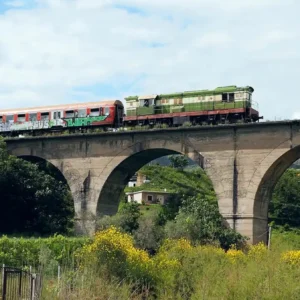 TEN-T в Албании получил поддержку ЕБРР и ЕИБ, которые выделили 120,5 млн евро на реконструкцию линии Дуррес — Рогожина, улучшив её интеграцию в трансъевропейскую транспортную сеть.