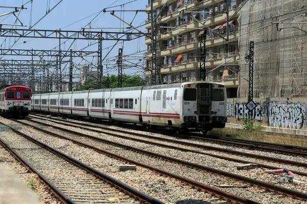 Talgo VI — поїзди змінної колії, які Renfe передала в оренду Leo Express, плануючи їх експлуатацію на транскордонних маршрутах між Польщею, Словаччиною та Україною після технічних випробувань. Talgo VI — поїзди змінної колії, які Renfe передала в оренду Leo Express, плануючи їх експлуатацію на транскордонних маршрутах між Польщею, Словаччиною та Україною після технічних випробувань.