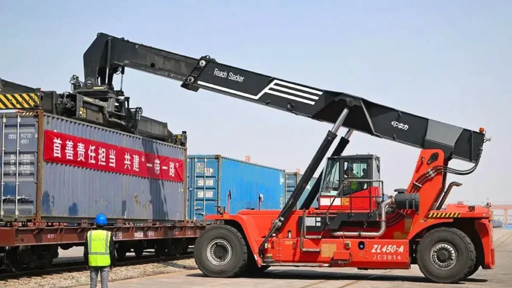 Поезда «Тянь-Шань» из Синьцзянской зоны свободной торговли совершили более 1000 рейсов с ноября 2023 года, доставив грузы на сумму свыше $3,4 млрд в страны Центральной Азии. Поезда «Тянь-Шань» из Синьцзянской зоны свободной торговли совершили более 1000 рейсов с ноября 2023 года, доставив грузы на сумму свыше $3,4 млрд в страны Центральной Азии.