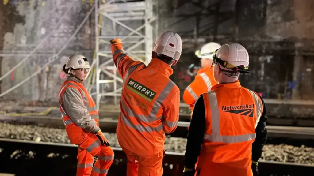 Network Rail has paid out £165 million in bonuses over three years, but the company continues to face mounting criticism for delays, cancellations, and safety incidents across Britain’s rail network. Network Rail has paid out £165 million in bonuses over three years, but the company continues to face mounting criticism for delays, cancellations, and safety incidents across Britain’s rail network.