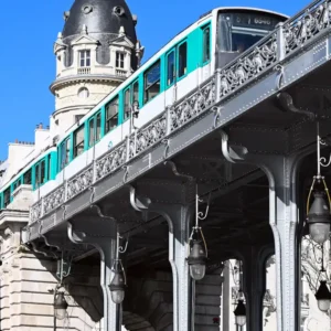 Метрополитен Парижа отметил 125-летие, и это событие стало напоминанием о важности транспортной системы, которая ежедневно перевозит миллионы пассажиров и продолжает активно модернизироваться.