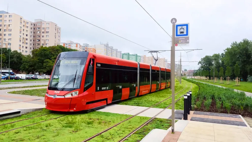 В Братиславе завершили проект продления трамвайной линии № 3 до южной окраины Петржалки, что значительно улучшило транспортную доступность крупнейшего района столицы и повысило качество городской мобильности В Братиславе завершили проект продления трамвайной линии № 3 до южной окраины Петржалки, что значительно улучшило транспортную доступность крупнейшего района столицы и повысило качество городской мобильности