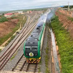 Китай выделяет Нигерии $60 млрд на масштабное строительство скоростной железнодорожной сети протяжённостью более 4 000 км, соединяющей ключевые экономические и транспортные центры страны.