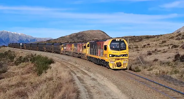 Перший тепловоз Stadler почав роботу у Новій Зеландії, відкриваючи новий етап у оновленні парку локомотивів компанії KiwiRail та підвищуючи ефективність транспортних операцій. Перший тепловоз Stadler почав роботу у Новій Зеландії, відкриваючи новий етап у оновленні парку локомотивів компанії KiwiRail та підвищуючи ефективність транспортних операцій.