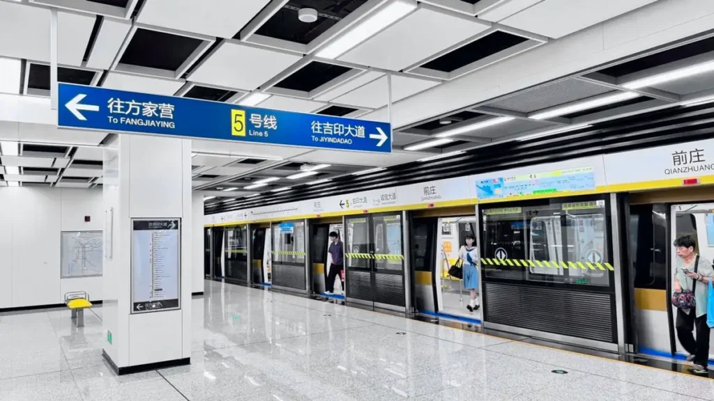 В августе 2025 года метро Нанкина получило новый участок линии 5, полностью открыв транспортный коридор для жителей и туристов мегаполиса. В августе 2025 года метро Нанкина получило новый участок линии 5, полностью открыв транспортный коридор для жителей и туристов мегаполиса.