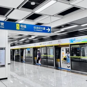 У серпні 2025 року метро Нанкіна отримало нову ділянку лінії 5, повністю відкривши транспортний коридор для мешканців і туристів мегаполіса