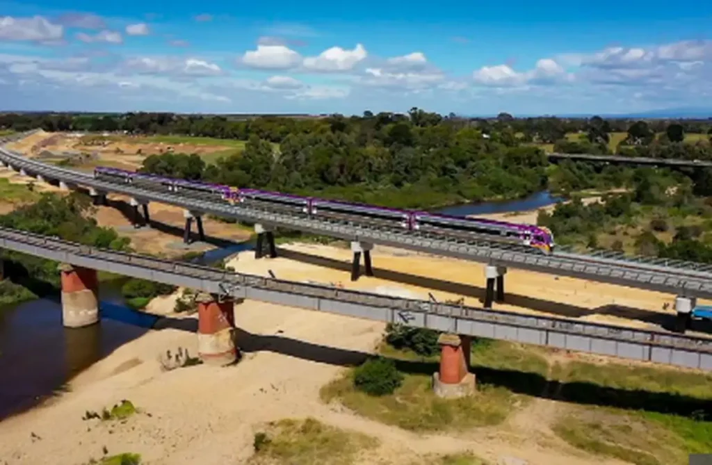 Модернізація Gippsland Line забезпечує швидші та частіші залізничні рейси, додаючи понад 80 додаткових щотижневих поїздок між Мельбурном і Траралгоном та покращуючи транспортне сполучення у зростаючому регіоні Вікторії.