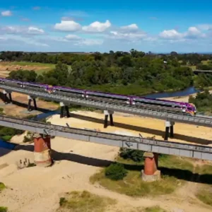 Модернізація Gippsland Line забезпечує швидші та частіші залізничні рейси, додаючи понад 80 додаткових щотижневих поїздок між Мельбурном і Траралгоном та покращуючи транспортне сполучення у зростаючому регіоні Вікторії.