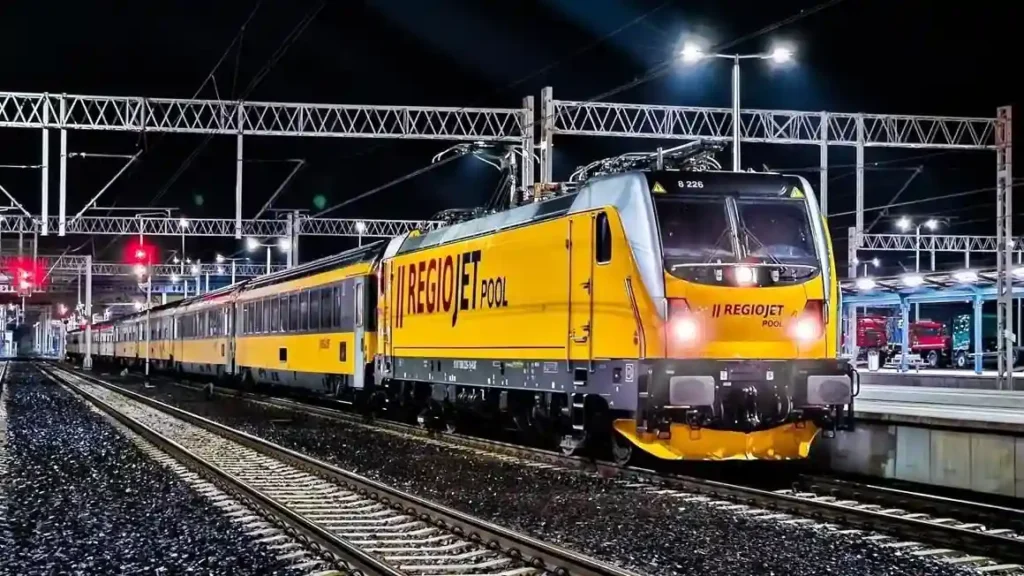 ETCS approval boosts Traxx locomotives for cross-border use ETCS approval boosts Traxx locomotives for cross-border use