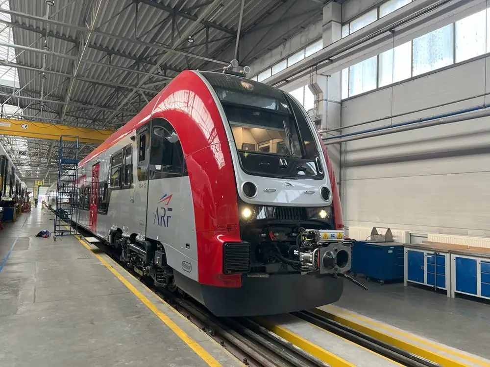 Компания Pesa представила первый межрегиональный электропоезд для Румынии. По контракту до 2027 года планируется поставка 29 поездов с обслуживанием сроком 15 лет. Pesa поставила первый межрегиональный электропоезд для Румынии