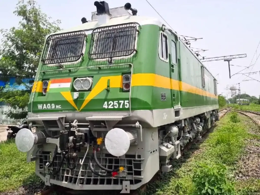 Индийский завод CLW ускорил темпы выпуска локомотивов: 300-й электровоз собран за 115 дней, что значительно быстрее прошлогоднего результата. Производство в Читтаранджане и Данкуни растет. CLW ускоряет выпуск локомотивов в Индии