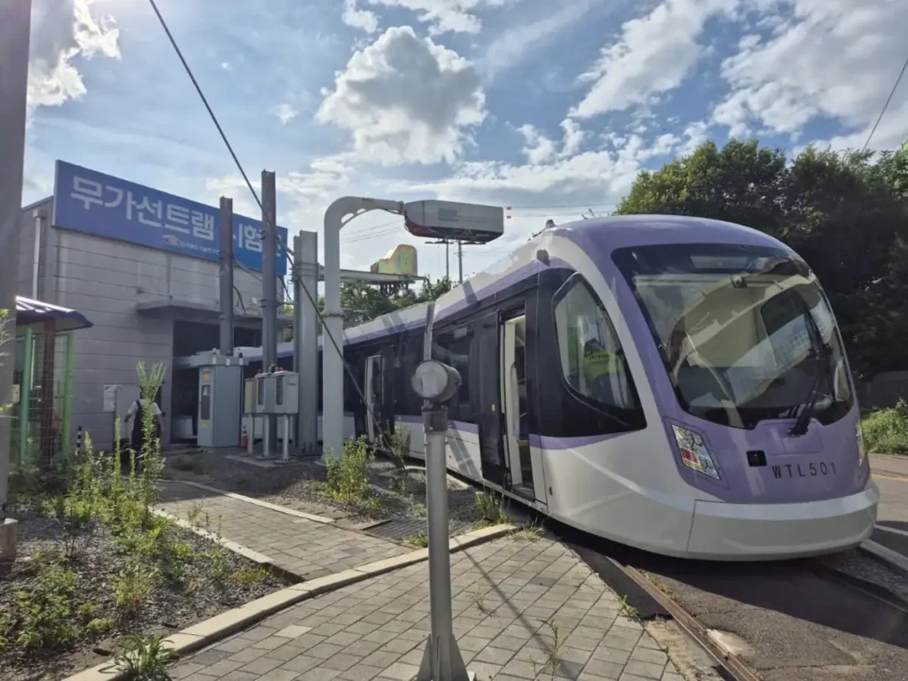 Wirye Tram у Сеулі запускається після 58 років перерви: маршрут 5,4 км, 12 зупинок, 10 трамваїв, інвестиції $194 млн і екологічна технологія без контактної мережі. Wirye Tram у Сеулі: тести, маршрут і запуск до 2026