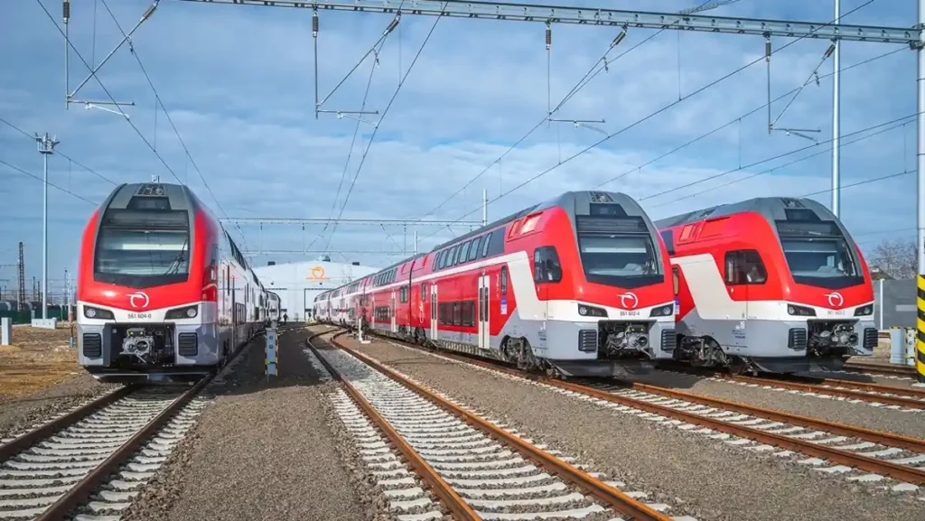 Stadler поставит в Словакию еще два поезда KISS, что увеличит парк ZSSK и повысит качество перевозок, поддерживая стратегию устойчивого транспорта страны. Stadler поставит в Словакию новые двухэтажные поезда KISS